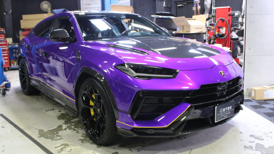 ランボルギーニ　ウルス　ペルフォルマンテに、STEK　Dyno　Carbonで、ルーフプロテクションなど。