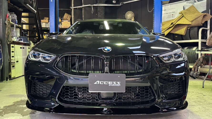 F93　M8グランクーペにAC　SCHNTZERフロントリップ、ペダルカバー取付