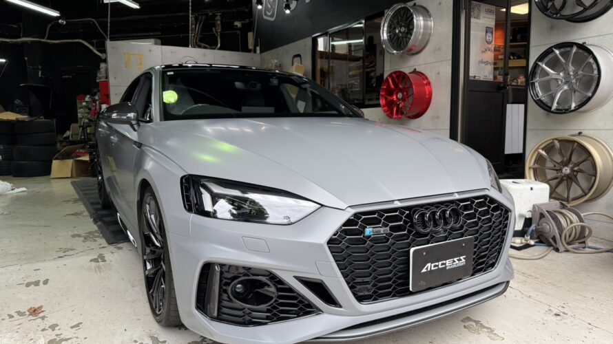 アウディRS5　STEK DYNO マットにてフルプロテクション、RSエンブレム、ブレーキキャリパーをORACALラッピングフィルム553Gにてラッピング＆塗装